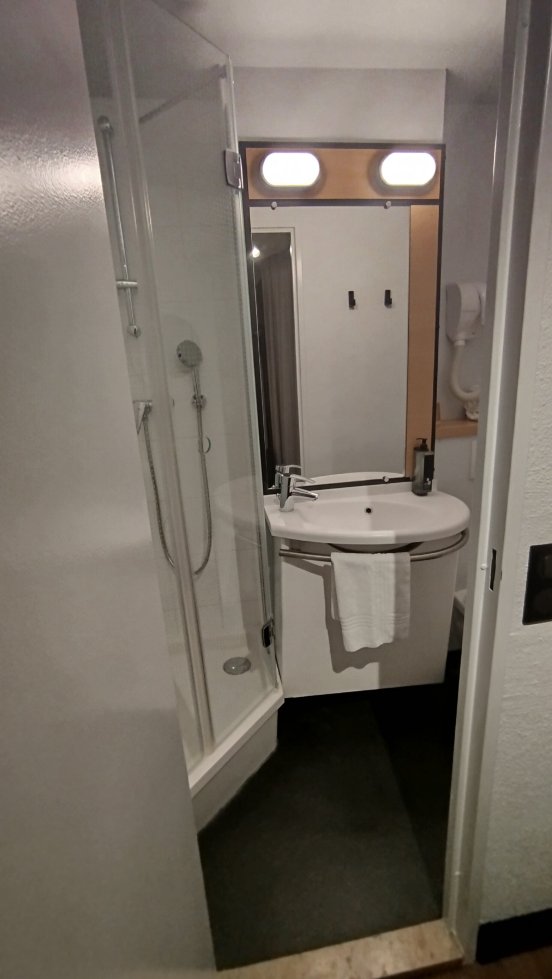 巴黎戴高乐机场中央宜必思酒店-浴室