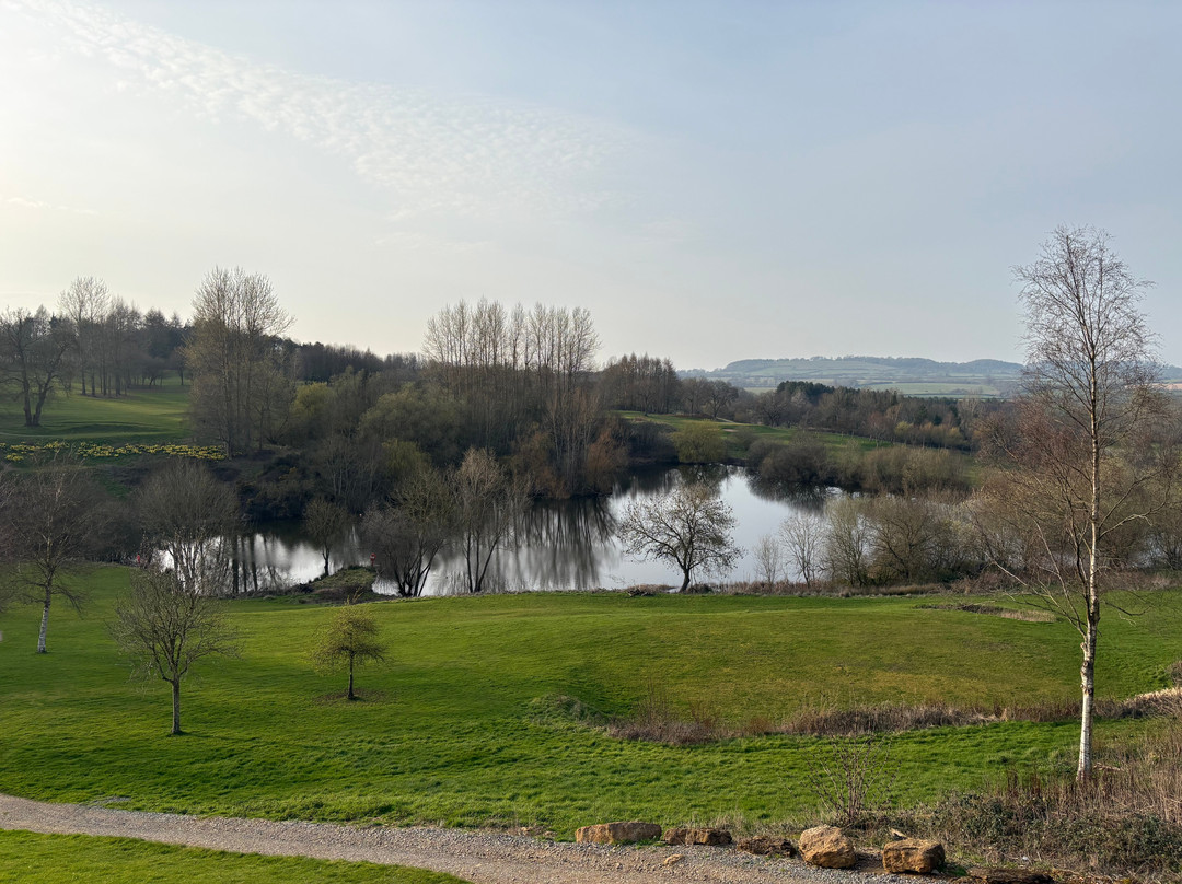 赫尔利顿湖酒店主图