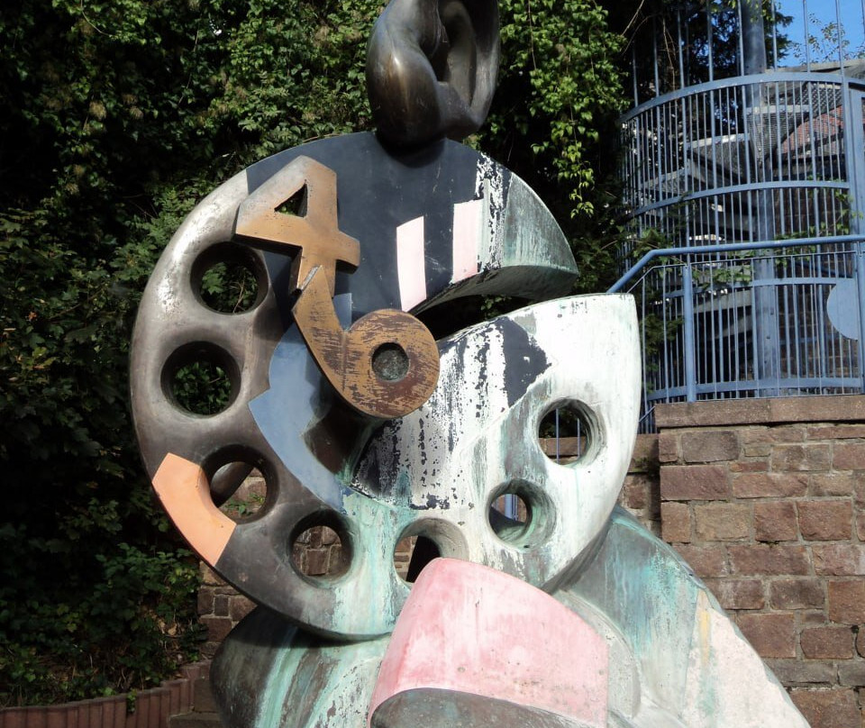 Eiermarkt mit Michel-Mort-Denkmal-巴特克罗伊茨纳赫必去景点
