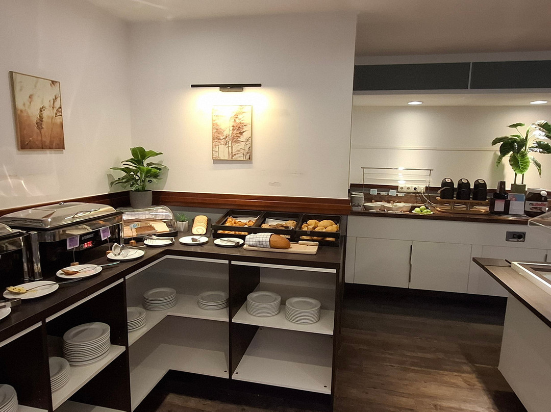 特罗斯多夫科隆机场宜必思尚品酒店主图