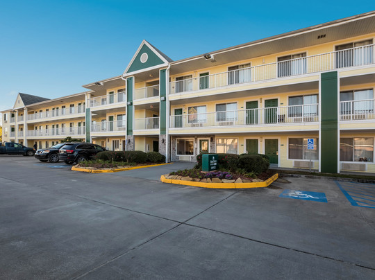 HomeTowne Studios by Red Roof Lake Charles – Sulphur