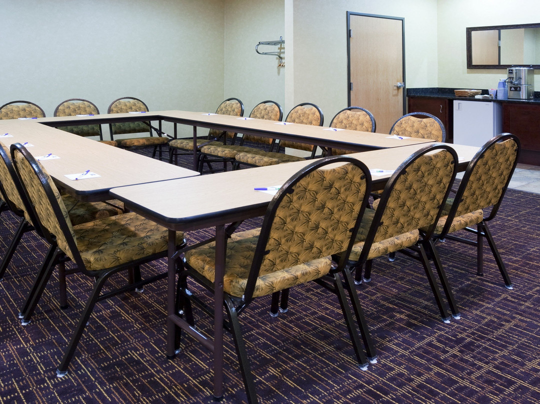 Holiday Inn Express Deforest (Madison Area) by IHG主图