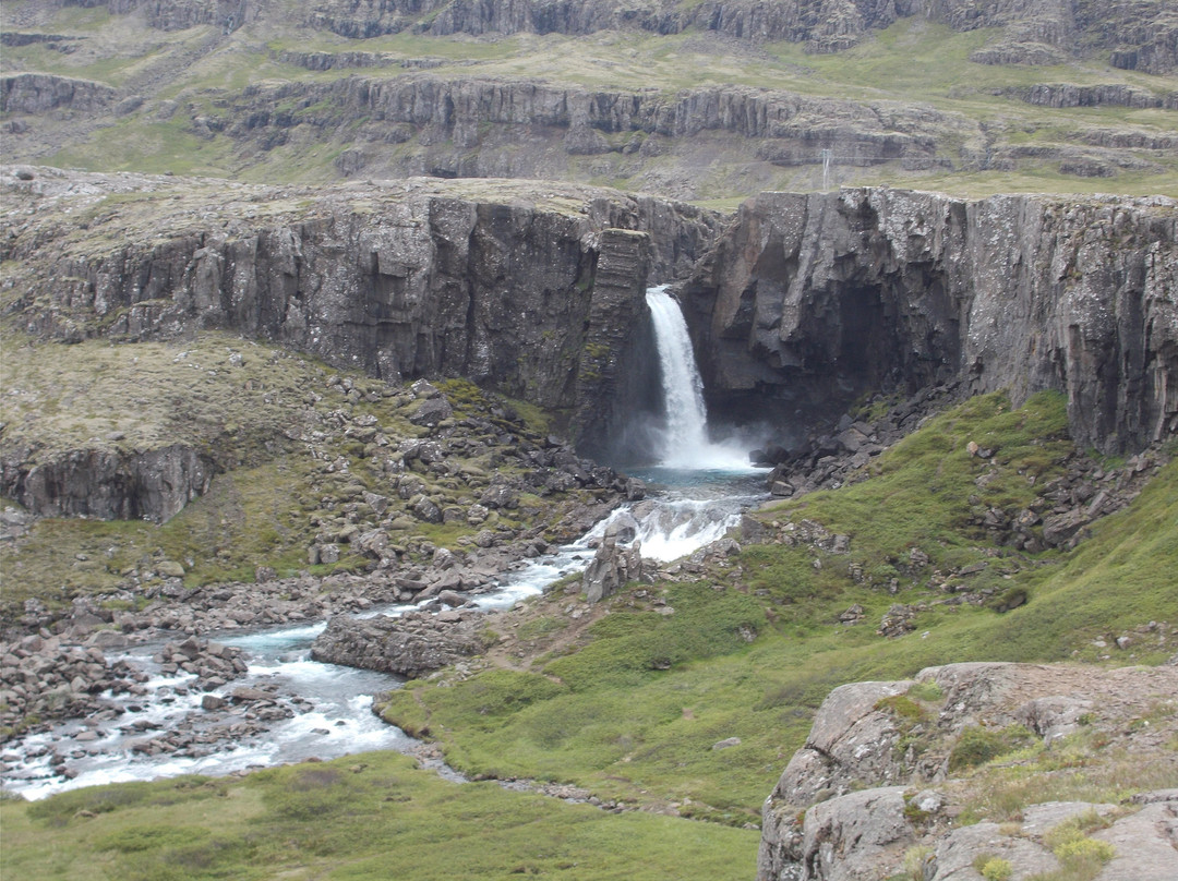 Folaldafoss Waterfall-Sledbrjotur必去景点