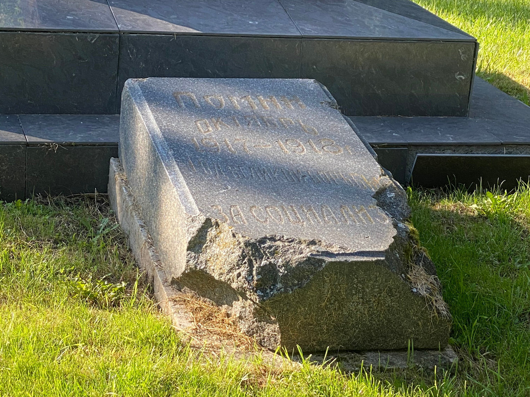 Monument to the Military Commissar Gratsinskiy景点图片