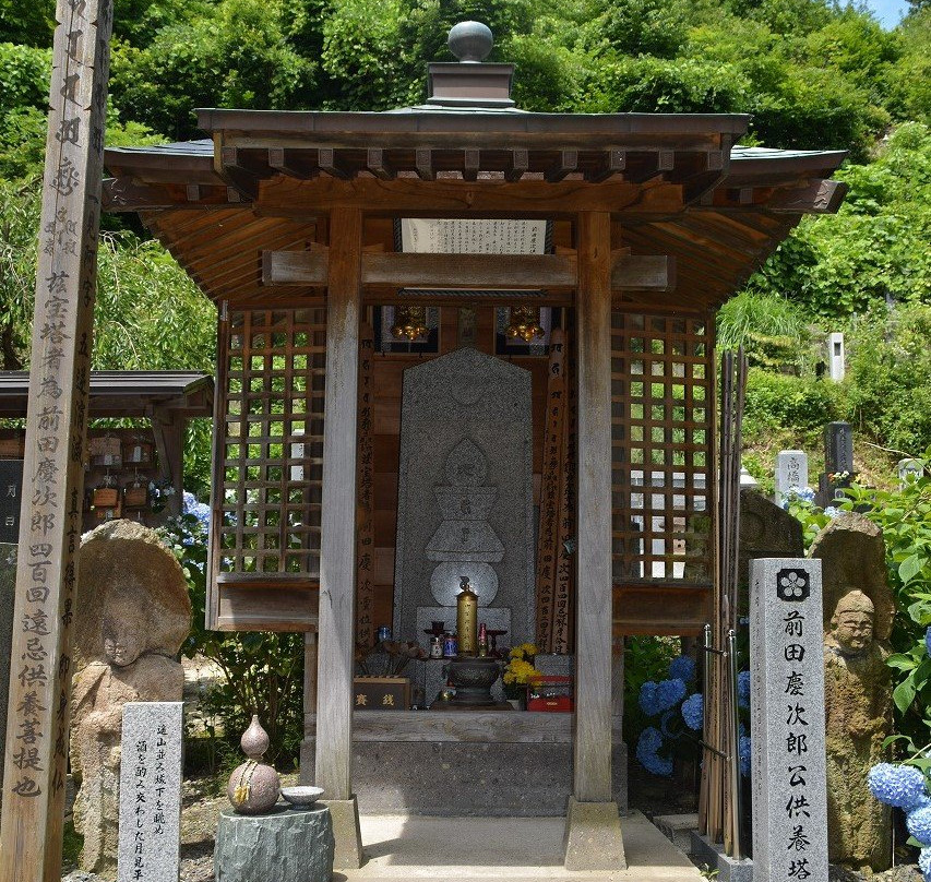 Keji Maeda's Tomb景点图片
