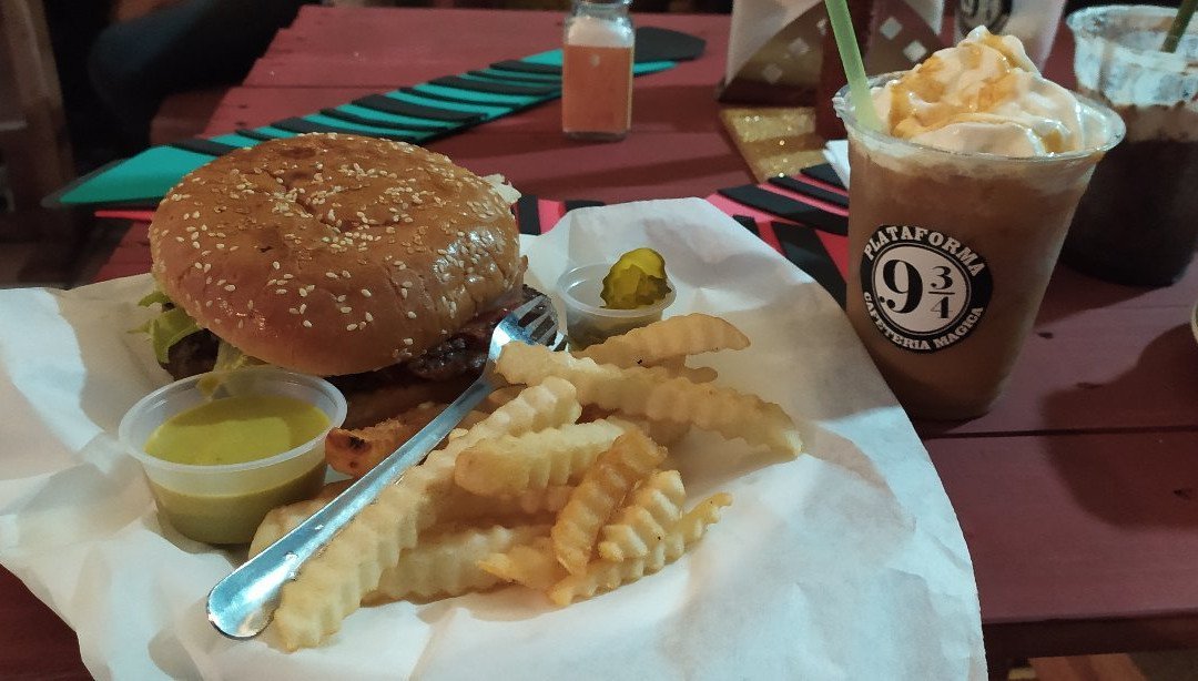 Platform 9 3/4 cafeteria magica