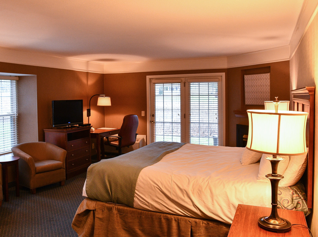 Bass Lake Taverne & Inn主图