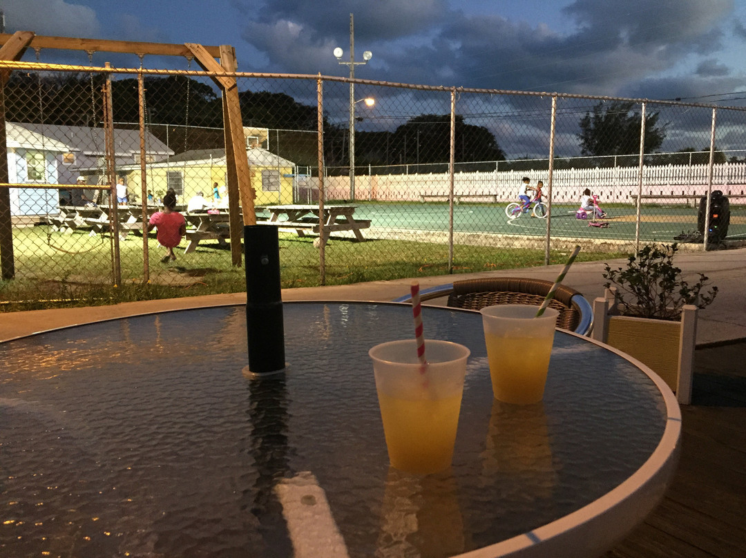 Miss Emily's Blue Bee Bar-Green Turtle Cay必去景点