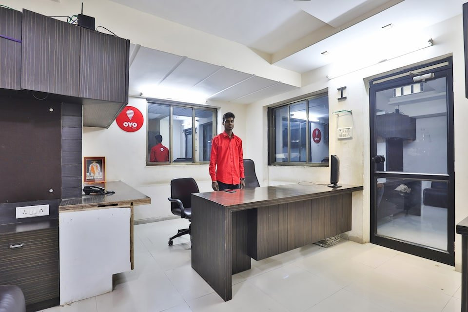 OYO 27662 Varma Palace主图