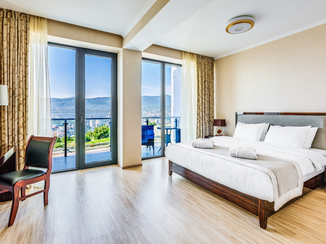 Lisi Hills Hotel主图