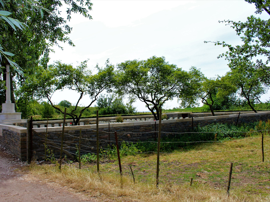 Givenchy-en-Gohelle Canadian Cemetery景点图片