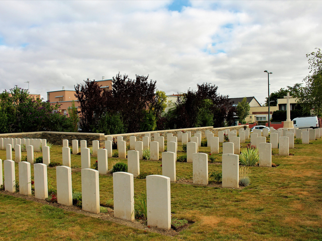 Longueau British cemetery-隆戈必去景点