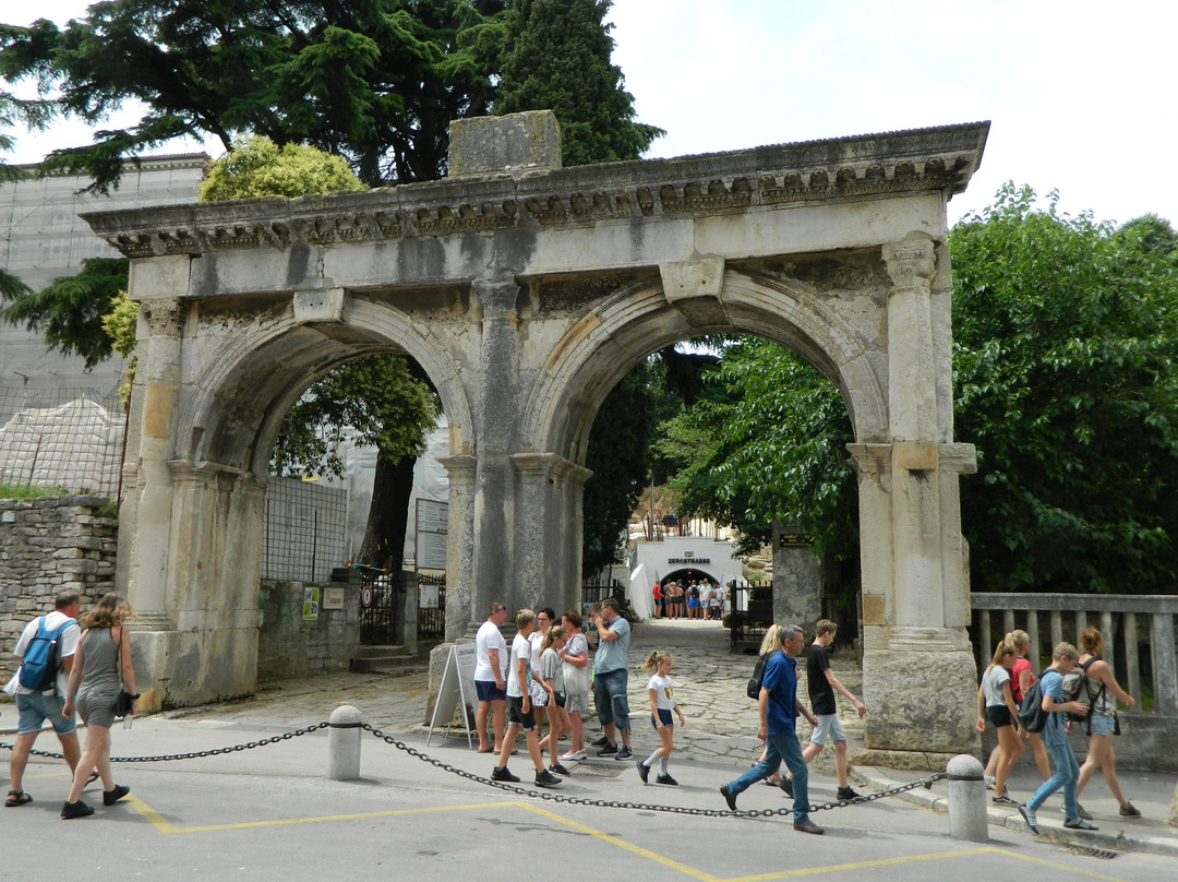 The Twin Gates of Pula-普拉必去景点