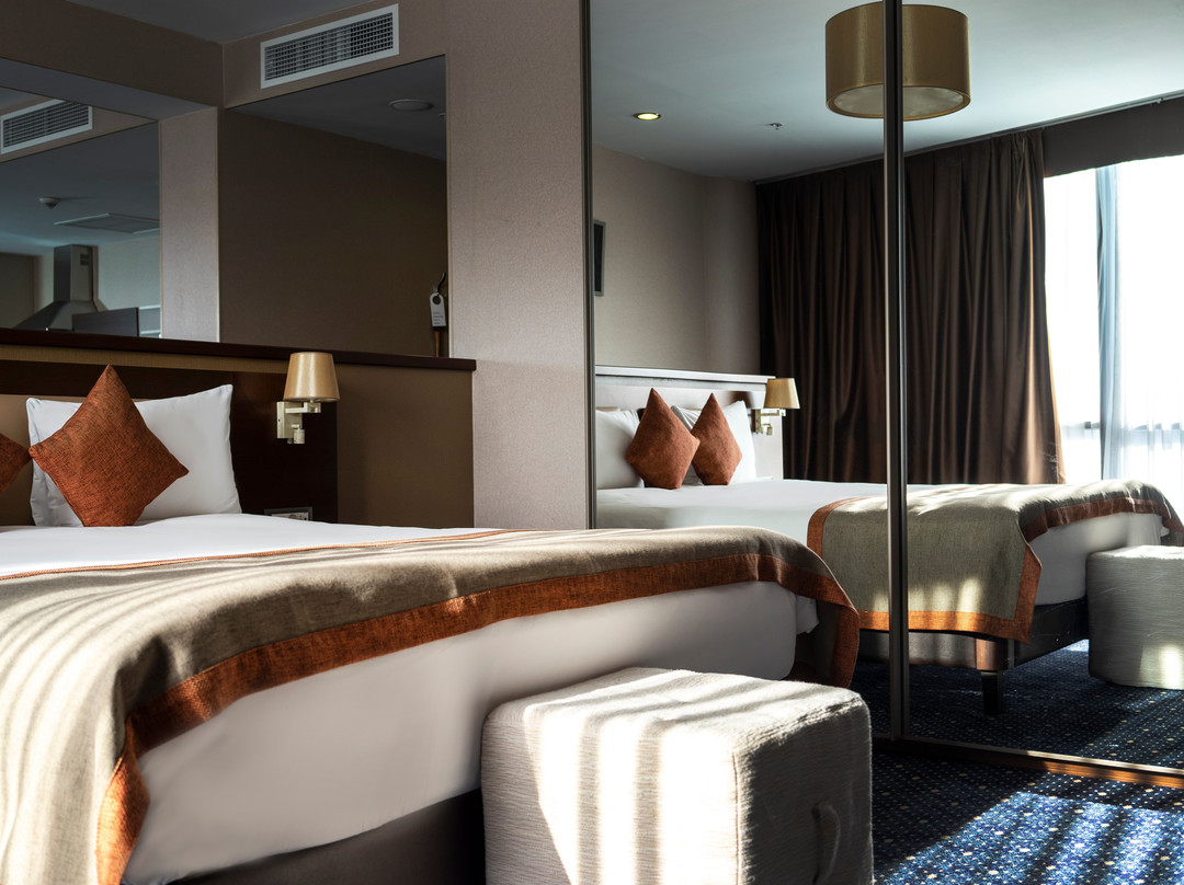 Parkside Hotel & Apartments