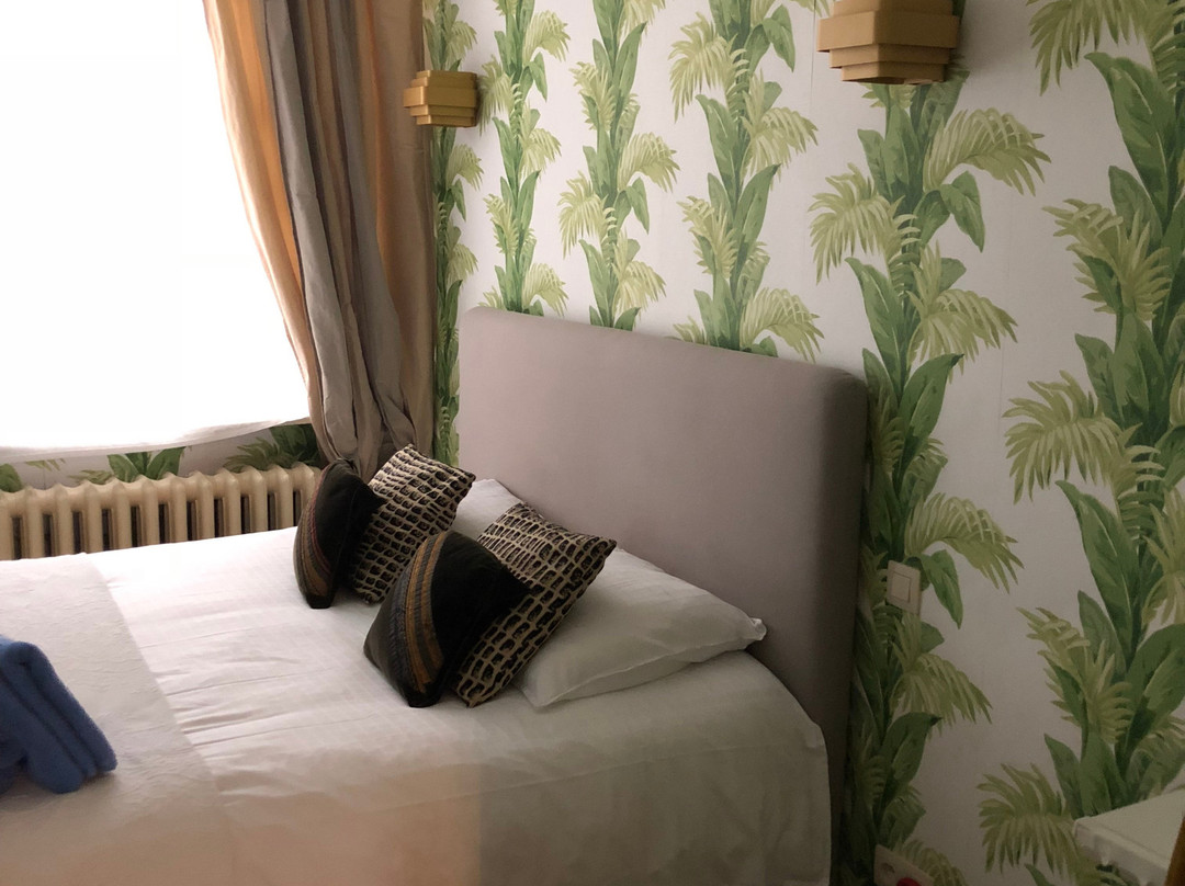 Arthur and James主图