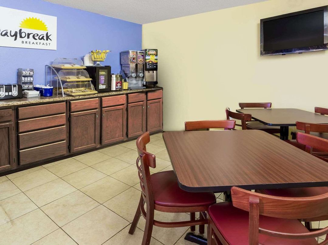 Days Inn by Wyndham Plymouth主图