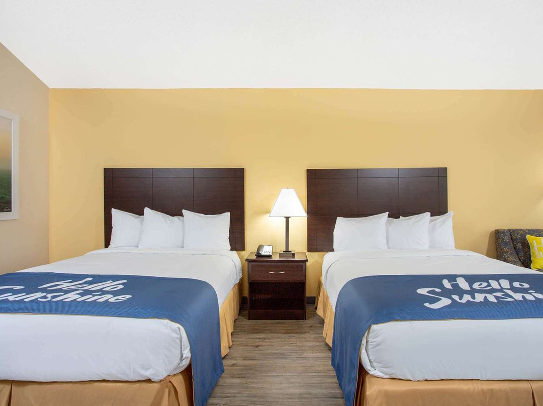 莱克市温德姆戴斯酒店主图