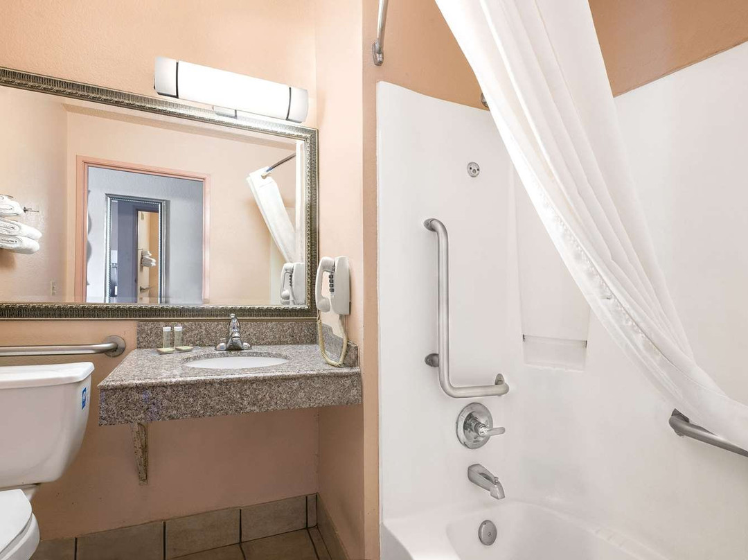 Super 8 by Wyndham San Antonio/I-35 North主图