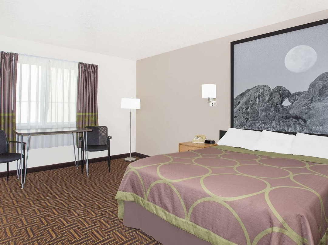 Super 8 by Wyndham Bloomfield主图