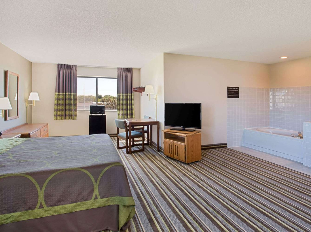 Super 8 by Wyndham Charles City主图