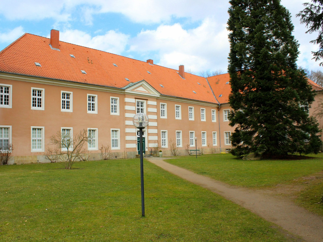 Klosterverwaltung Medingen und Klosterkirche St. Mauritius-巴特贝文森必去景点
