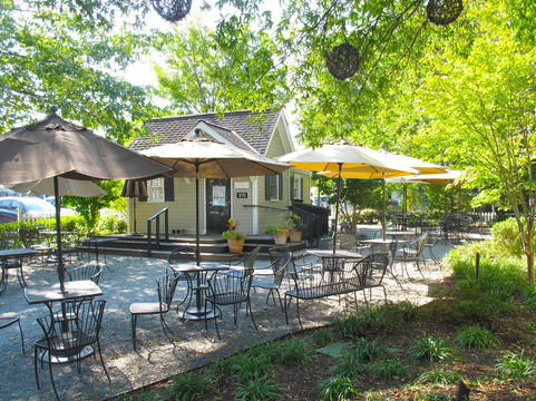 Bynum餐馆和美食-Roost Beer Garden