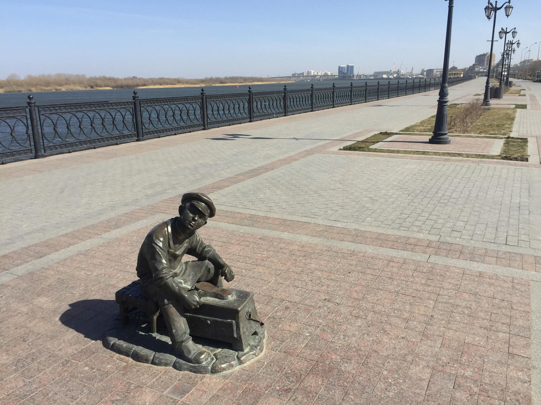 Sculpture Shoeshine-阿斯特拉罕必去景点