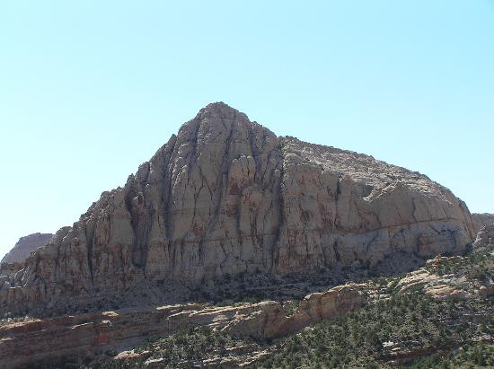The Hickman Bridge Trail-圆顶礁国家公园必去景点