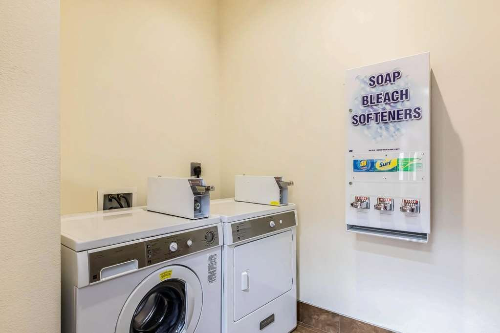 Comfort Inn & Suites Near Bethel College主图