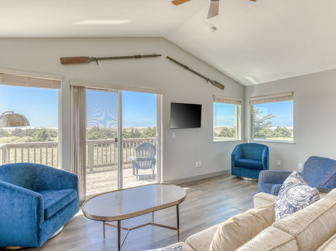 Lighthouse Oceanfront Resort主图