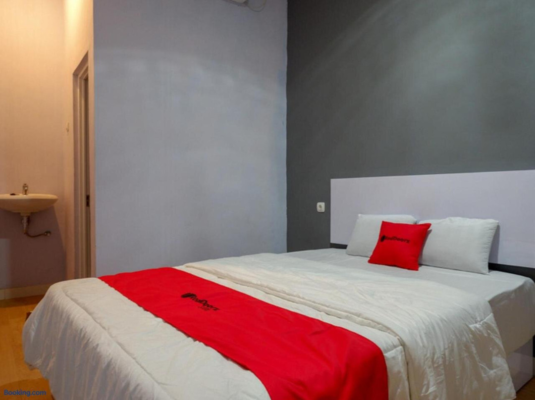 RedDoorz Syariah Near Pasar Batang