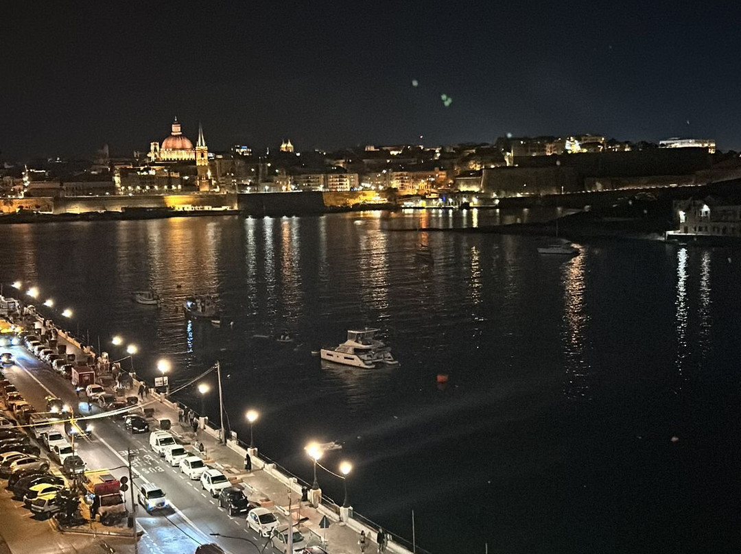 斯丽马滨海酒店主图