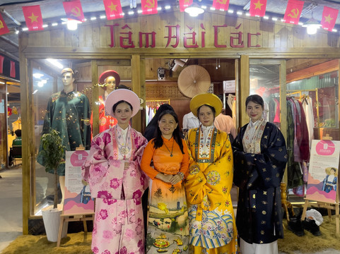 Tam Dai Cac - Vietnamese Traditional Costumes-Ngu Hanh Son必去景点
