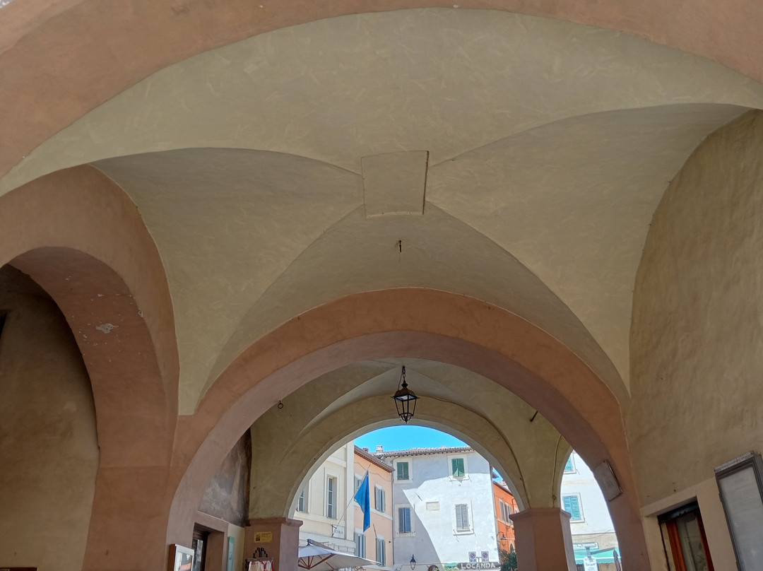 Loggiato Di Piazza Mazzini-Trevi必去景点