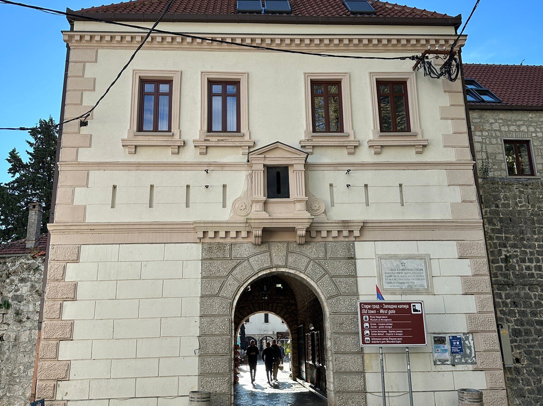 Gates-Tunnel-特雷比涅必去景点