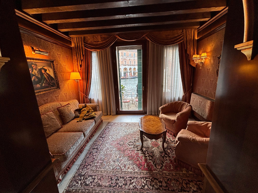 阿尔蓬特默西尼果酒店主图