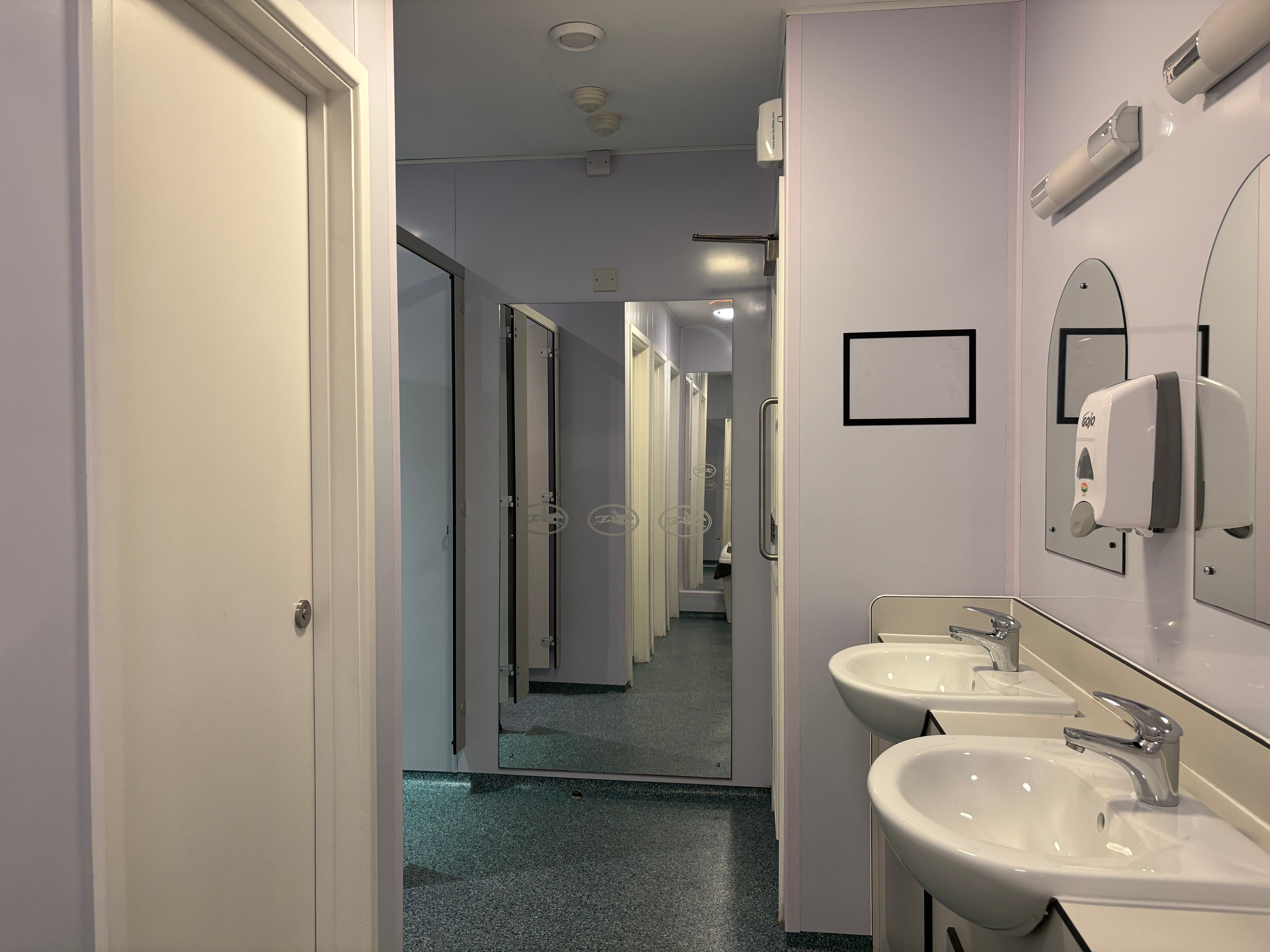 Stableside at York Racecourse-浴室