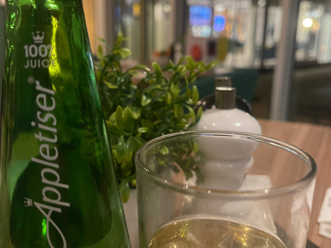 假日艾尔斯伯里酒店主图