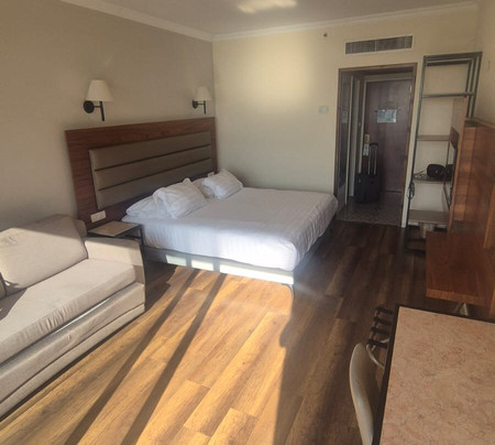 金皇冠酒店主图