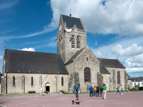 Sainte-Mere-Eglise Church-Sainte-Mere-Eglise必去景点