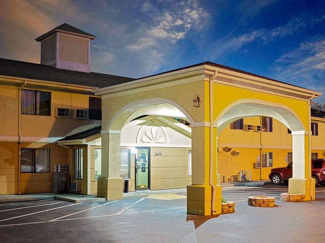 曼西鲍尔速8酒店主图