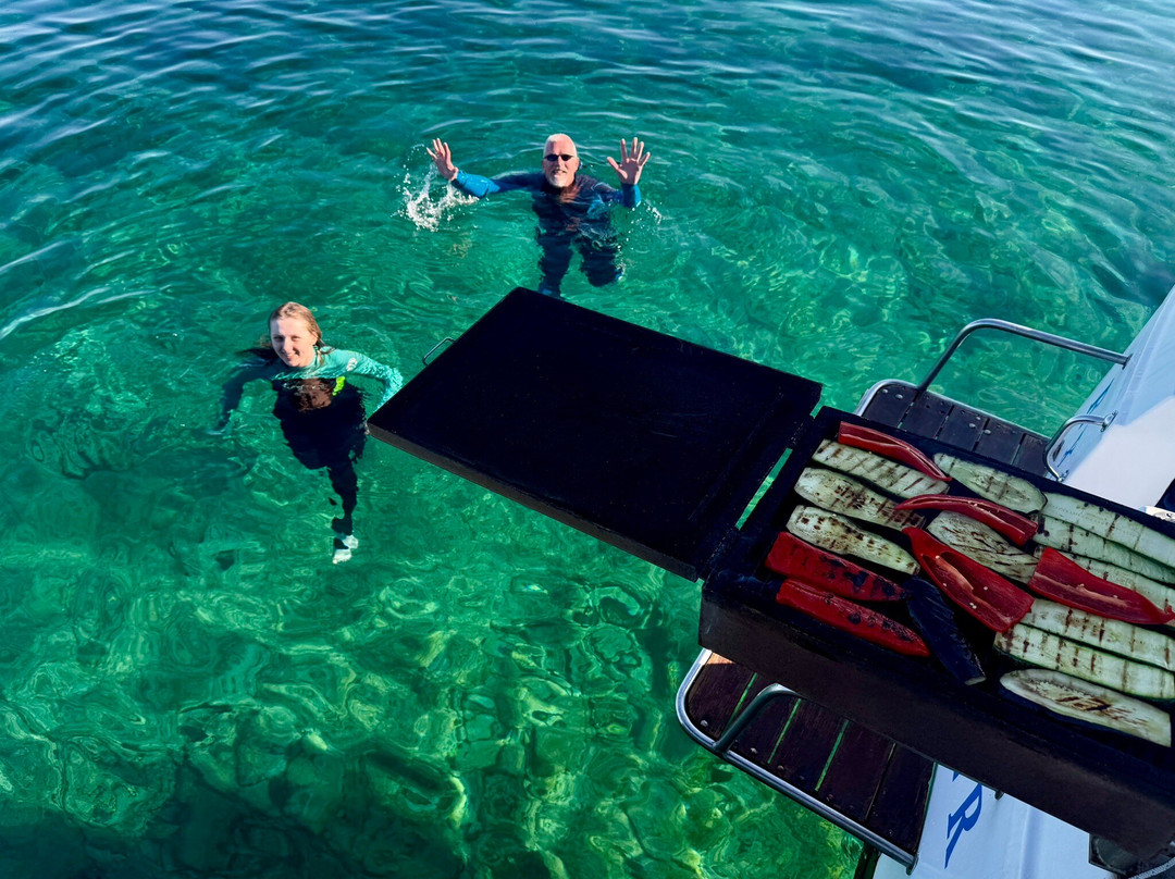 Explorer Family Boat-科尔丘拉岛必去景点