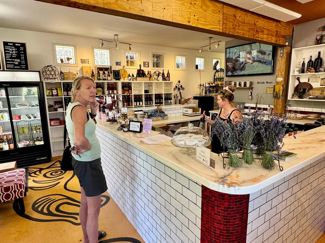Howling Bluff Estate Winery-彭蒂克顿必去景点