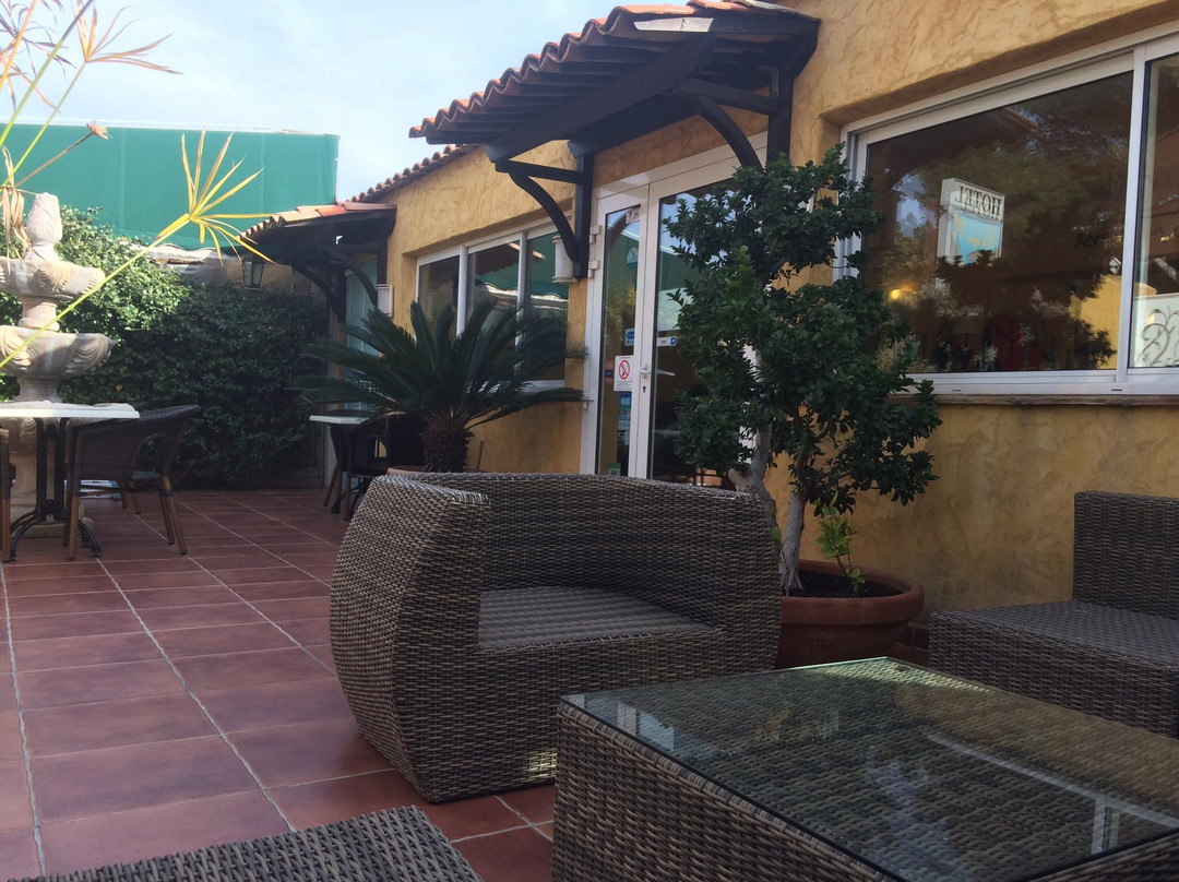 阿尔冈河畔罗屈埃布吕纳酒店住宿-Hotel Les Calanques