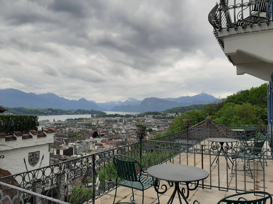 古奇城堡酒店主图