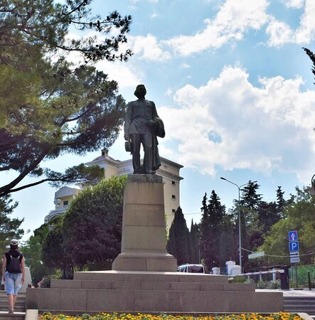 Monument to Gorkiy-雅尔达必去景点