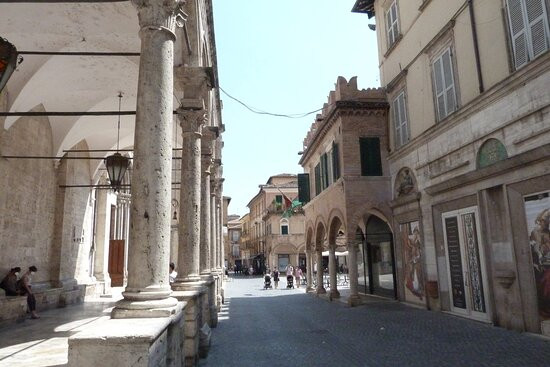 Loggia dei Mercanti景点图片