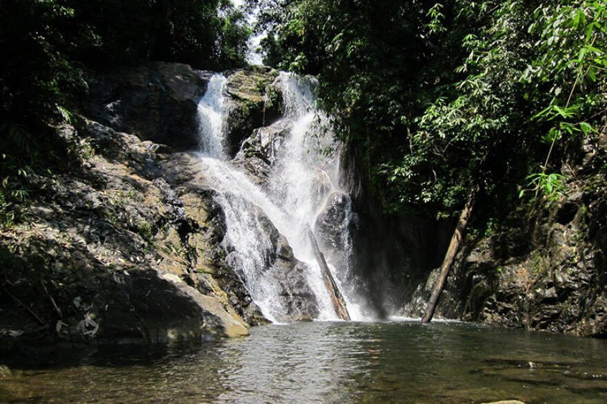 Nam Dee Waterfall景点图片