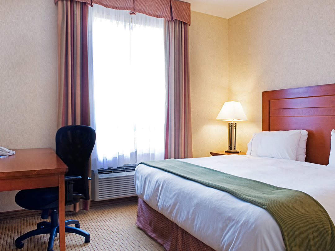 Holiday Inn Express & Suites Grande Prairie by IHG主图