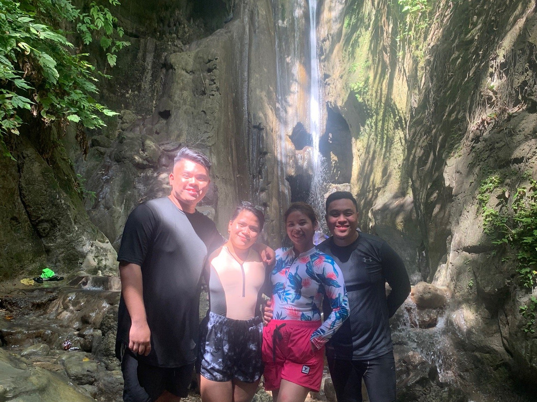 Binalayan Hidden Waterfalls景点图片